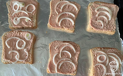 Лук нарежьте и выложите на хлеб.