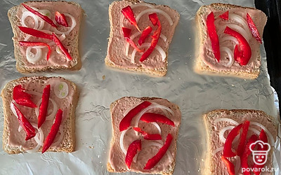 Перец нарежьте на полоски, выложите на лук.