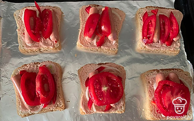 Нарежьте помидор и выложите следующим слоем.