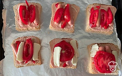 Плавленый сыр нарежьте пластинами и выложите на хлеб.