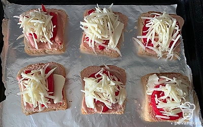 Сыр натрите на терке, выложите сверху. Отправьте в духовку на 15 минут при 180 градусах.