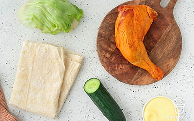 Помойте огурец и салатные листья. Обсушите от влаги на бумажных полотенцах.