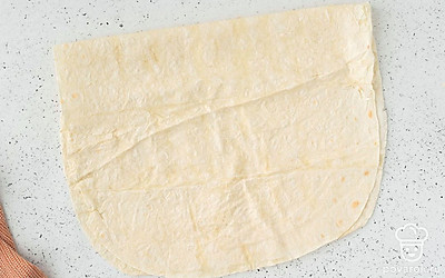 Разложите лаваш на столе и расправьте его руками.