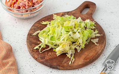 Нарежьте куриное мясо на мелкие кусочки. Нарвите руками салатные листья.