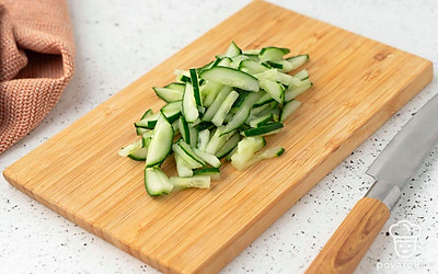 Измельчите огурец ножом или натрите на крупной терке. Отожмите от лишнего сока.