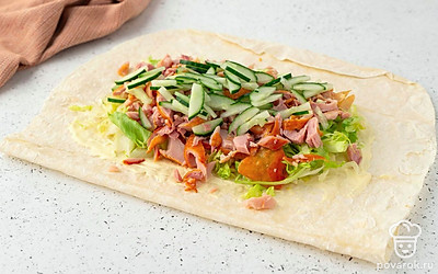 Выложите на майонез все измельченные ингредиенты: мясо, салат и огурец.