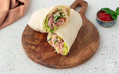 Подавайте шаурму в лаваше с курицей сразу после приготовления, иначе она размокнет из-за майонеза и сока огурца. В качестве соуса подайте кетчуп. 