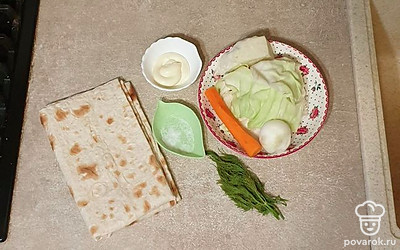 Подготовьте все ингредиенты. Овощи почистите и помойте.