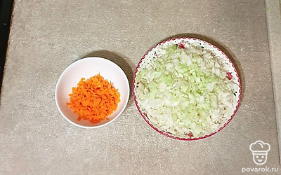 Капусту мелко нашинкуйте. Морковь натрите на терке.