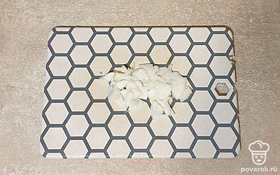 Лук нарежьте тонкими полукольцами.