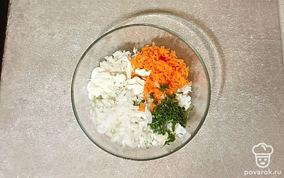 В миске соедините лук, морковь, капусту. Добавьте мелко нарезанный укроп, майонез и соль. Хорошо перемешайте.