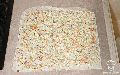 На лист лаваша выложите всю начинку. Распределите тонким слоем.