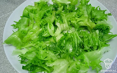 Салатные листья выложите на тарелку.