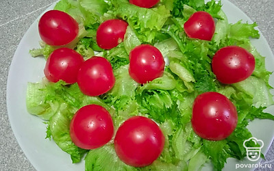 Добавьте разрезанные пополам помидоры черри.