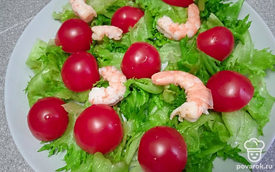 Королевские креветки отварите в кипящей подсоленной воде (2 минуты), почистите и добавьте в салат.