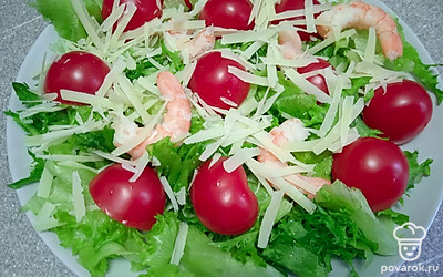 Посыпьте тертым пармезаном.