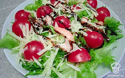 Подавайте салат, полив бальзамическим соусом.