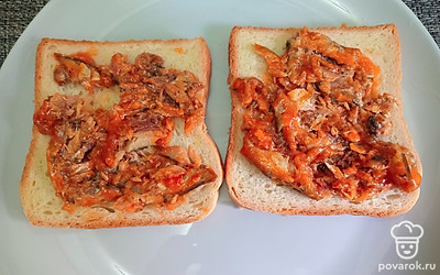 Выложите кильку на ломтики хлеба. 