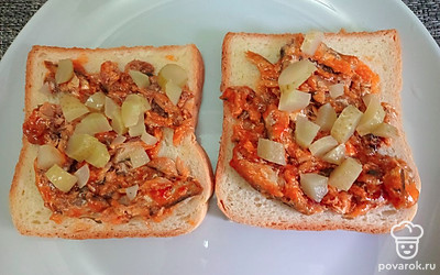 Добавьте нарезанный мелкими кубиками маринованный огурец. 