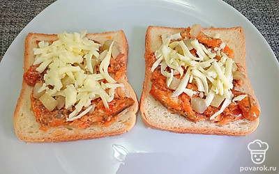 Посыпьте тертым сыром.