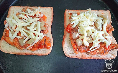 Переложите бутерброды на противень. Поставьте в разогретую духовку.