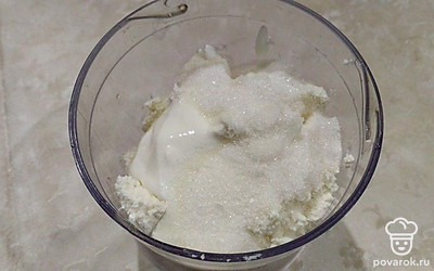 Выложите в чашу блендера творог, сахар, сметану. Пробейте.