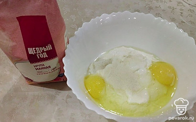 Творожную массу выложите в миску. Добавьте яйца, манку, ванилин и перемешайте.