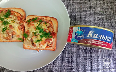 Подавайте закуску сразу после приготовления, посыпав нарезанным укропом.