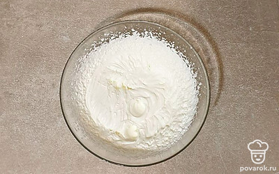 Холодные сливки влейте в глубокую и сухую миску. Взбейте около 5 минут до мягких пиков. Уберите в холодильник.