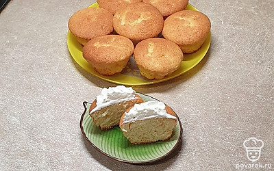 Кексы слегка остудите и подавайте. Приятного аппетита!