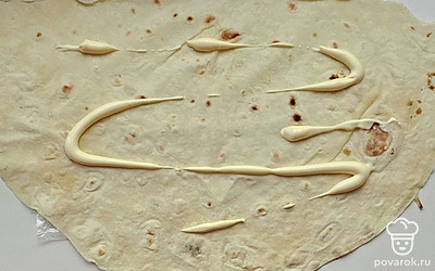 Лаваш смажьте майонезом. 