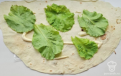 Выложите листья салата.