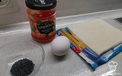 Подготовьте все ингредиенты. Тесто заранее разморозьте. 