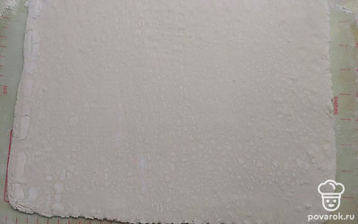 Раскатайте тесто в пласт толщиной примерно 3 миллиметра. 