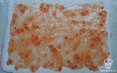 Намажьте его тонким слоем абрикосового джема. 