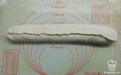 Сверните в рулет, защипните все края. 