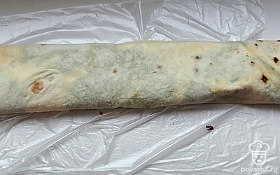 Сверните лаваш рулетом. 