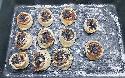 Смажьте булочки яйцом и посыпьте маком. 