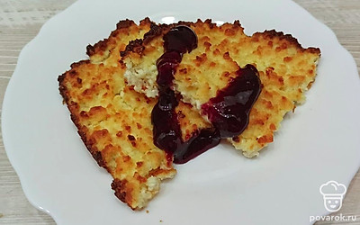 Нарежьте запеканку порционно и полейте джемом. 