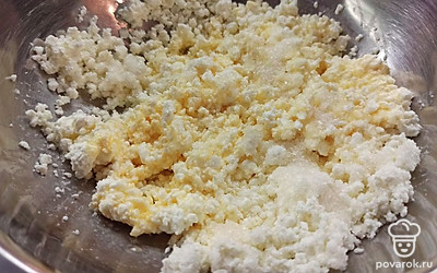 Далее добавьте сахар и все перемешайте. 