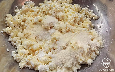 Всыпьте манную крупу и разрыхлитель. Перемешайте и дайте постоять 10 минут. 