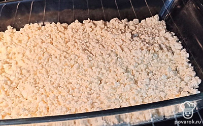Форму для выпечки смажьте растительным маслом и выложите творожную массу. Готовьте запеканку при 180 градусах 30 минут. 