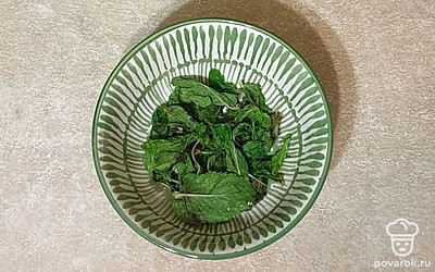 Листья мяты отделите от веточек и промойте в холодной воде.