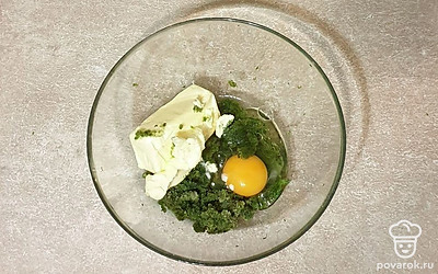 К мяте и сахару вбейте яйцо. Добавьте сливочное масло.