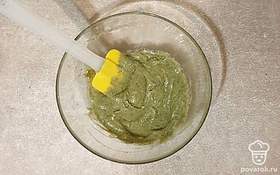 Еще раз все ингредиенты измельчите погружным блендером. Должна получиться однородная паста.