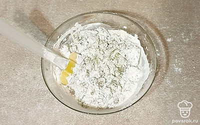 К пасте просейте муку с разрыхлителем. Перемешайте до однородности.