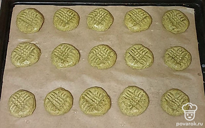 Противень застелите пергаментом. Ложкой набирайте тесто и руками формируйте шарики, выкладывая на противень. Каждый шарик прижмите вилкой. Выпекайте в заранее разогретой духовке при 190 градусах в режиме «верх-низ» 15 минут.