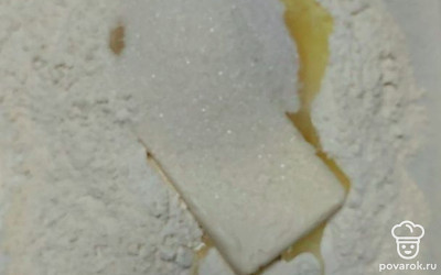 Отправьте в массу пачку масла из холодильника. Быстро порубите все это ножом.