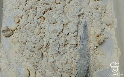 Превратите массу в мелкую крошку.