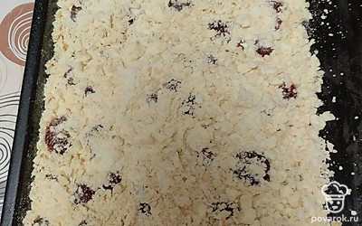 Накройте пирог второй частью рубленого в крошку теста.